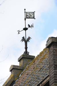 900424 Afbeelding van de originele Staatsspoor (SS) windwijzer op het dak van het voormalige stationsgebouw ...